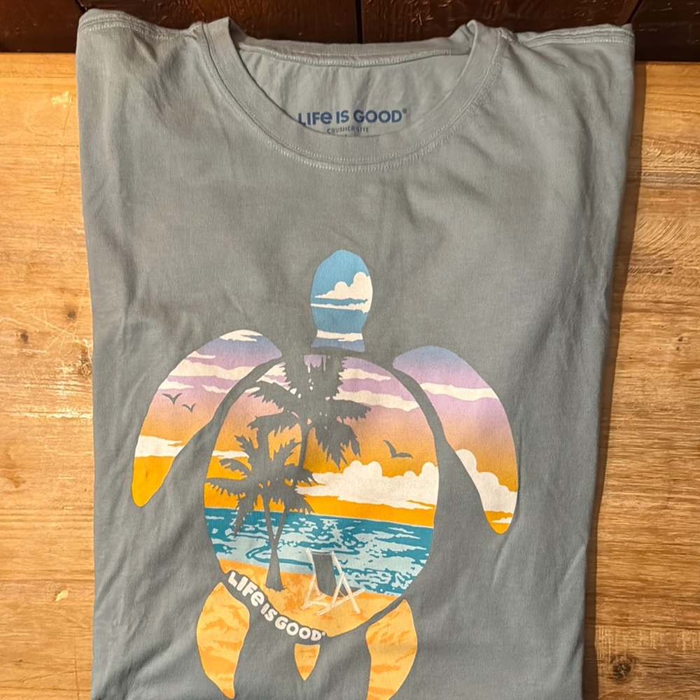 NWOT Life is Good Crusher lite T-Shirt with Tropical Turtle